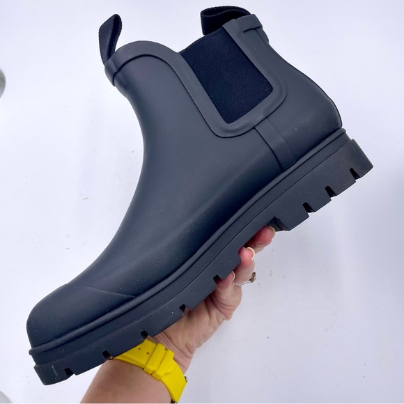 Black Women's Chelsea Boots - Picture 6 of 12